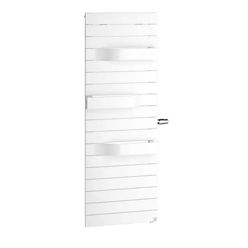 Weißer Heizkoerper mit vertikalen Lamellen und mehreren horizontalen Ablagen für Handtücher oder Badezimmerutensilien. Moderne und minimalistische Gestaltung.